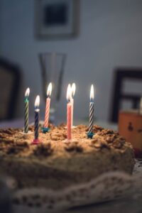 Lee más sobre el artículo Ideas creativas para celebrar cumpleaños : ¡haz de tu fiesta un día inolvidable!